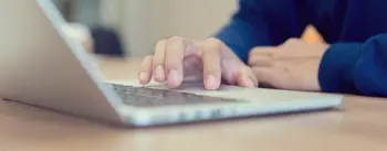 Im Bild wird mit einem Laptop gearbeitet